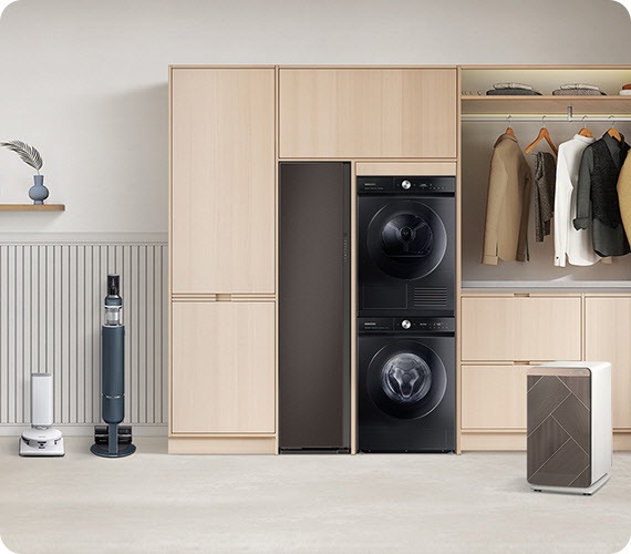 Tre progetti di cucina e lavanderia con mobili di colore diverso appaiono in sequenza e presentano vari elettrodomestici Samsung Bespoke.