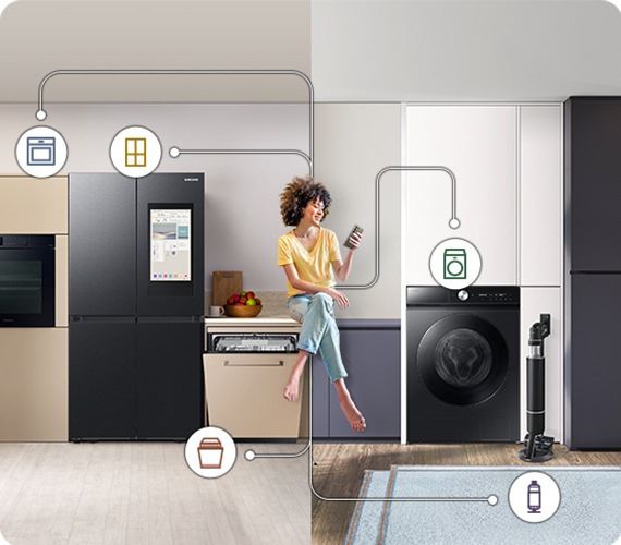 Una donna è seduta sul bancone di una cucina che si trasforma in bancone del bagno, unendo i due spazi abitativi. Tiene in mano il telefono, al quale sono collegati tutti gli elettrodomestici, come indicato dalle linee bianche e dalle icone dei dispositivi.