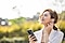 Una donna all’aria aperta mentre ascolta la musica con i suoi auricolari come esercizio di mindfulness