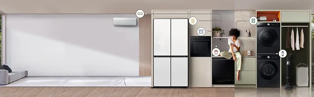 In una stanza illuminata dal sole sono posizionati una lavastoviglie Bespoke, un frigorifero Bespoke, un forno Bespoke, una lavatrice Bespoke e un aspirapolvere robot Bespoke, tutti connessi a SmartThings.