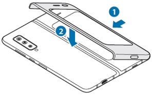 Presta particolare attenzione a non rigare lo schermo o danneggiare la cover