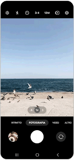 GIF che mostra il pulsante di scatto flottante trascinato in una nuova posizione sullo schermo