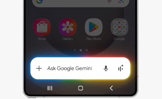 Interfaccia Gemini Live su due smartphone Galaxy