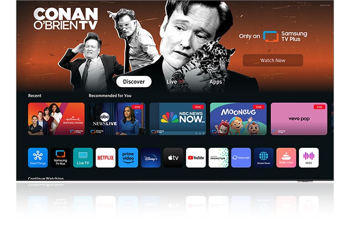 Schermata home dell'app Samsung TV Plus. Nella parte superiore viene visualizzato in primo piano il programma TV di Conan O'Brien. In basso vediamo una serie di app tra le più utilizzate che offrono un'ampia gamma di opzioni di intrattenimento. 