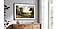 Un TV The Frame è appeso alla parete e trasmette l’immagine di un’opera d’arte.