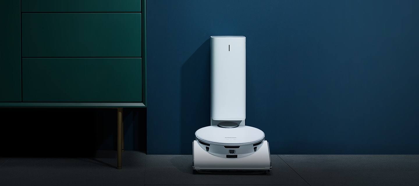 Il robot Samsung Jet Bot AI+ esce dalla Clean Station e pulisce la stanza. Riconosce gli ostacoli e completa la pulizia.