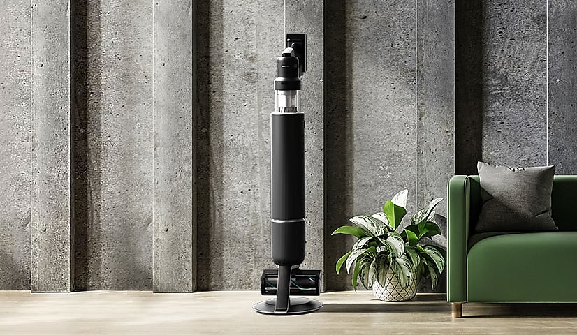 Un modello Bespoke Jet™ AI in Satin black collocato in verticale in una stanza elegante.