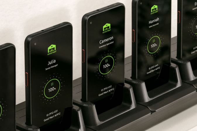 Knox E-FOTAにより、5台のスマートフォン画面に、アップデート100％完了と表示されている。