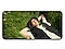 Galaxy S23(ギャラクシーS23)のディスプレイの画像。横になったディスプレイには草の上に寝転ぶ男性の鮮やかな画像が表示されている。