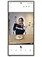 カフェで撮影したトゥンカロンとGalaxy Harajuku (ギャラクシー原宿)の女性クルーが写った画面が表示されているGalaxy S24 Ultra(ギャラクシーS24ウルトラ)。