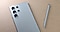 片手に持たれたチタニウムグレーのGalaxy S24 Ultra(ギャラクシーS24ウルトラ)。