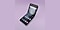 半分開いた状態のGalaxy Z Flip5(ギャラクシーZフリップ5)が机の上に置かれている。