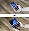 折りたたんだGalaxy Z Fold5(ギャラクシーZフォールド5)を右手に持ち、左手でGalaxy Z Fold 5を開く動作をしている画像。