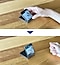 Galaxy Z Flip5(ギャラクシーZフリップ5)を机上に置き、フレックスウィンドウに映る外カメラの映像角度を調整している。