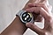 Galaxy Watch6 Classic(ギャラクシーウォッチ6クラシック)を左腕に装着し、ベゼルでお天気アプリを操作している。
