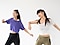 笑顔でダンスをしている二人の女性。
