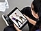 Galaxy(ギャラクシー)のスマホで撮影した女性二人のダンス動画を、タブレットで確認する女性。