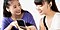 ダンス練習中の女性二人が折りたたみスマホ「Galaxy Z Flip6(ギャラクシーZフリップ6)」の画面を見ながらダンス動画をチェックしている様子。