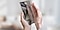 Samsung Galaxy(サムスンギャラクシー)のスマートフォンの画面上に手の小指側を軽く触れさせた状態で、スクリーンショット画面キャプチャを撮っている様子。
