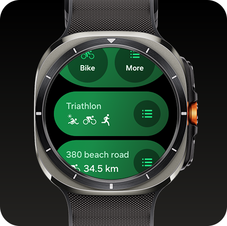 エクササイズトラッキング機能を表示したGalaxy Watch Ultra。上部にはサイクリングアイコンと「Bike」の文字、メニューアイコンと「More」の文字。中央には「Triathlon」の文字、その下に水泳、サイクリング、ランニングのアイコン。右側にはメニューアイコン。下部には「380 beach road」の文字、サイクリングアイコンと「34.5 km」の文字、右側にメニューアイコン。