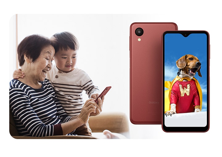 Galaxy A23 5G（ギャラクシーA23 5G）レッド製品を見ている祖母と孫。5.8インチの大画面ディスプレイで犬の写真が大きくで見えています。