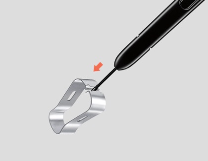 交換ツールでつかんで引っ張り出し、S ペンのペン先を取り外します。