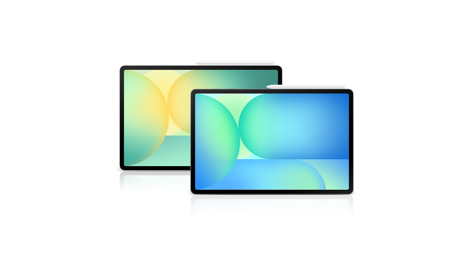 グレーのGalaxy Tab S10 FEとシルバーのGalaxy Tab S10 FE+が横向きで正面を向いて配置され、上部にSペンが付属している。グレーのGalaxy Tab S10 FEが横向きで正面を向き、上部にSペンが付属している。