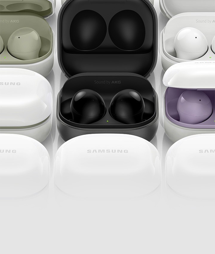 Galaxy Buds2 жағдайлары бір-біріне жақын орналасқан. Бірнеше корпус ашық және олардың әрқайсысында зәйтүн, лавандадан графитке дейін әр түрлі ішкі әрлеу түстері көрінеді.