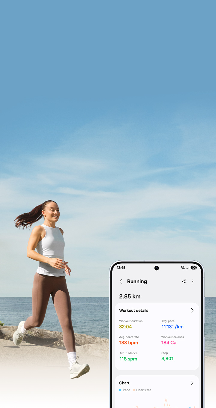 Спорттық киім киген адам Мұхит бойымен жүгіреді. Оң жақта смартфон экранында жүгіру функциясы көрсетіледі.
