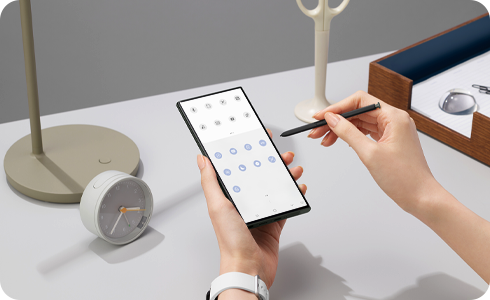 Ашық жылдам қол жеткізу тақтасы бар Galaxy негізгі экранының көрінісі.