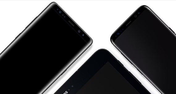 Показаны два смартфона Galaxy и планшет Galaxy.