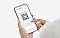 Рука держит смартфон Galaxy, на котором открыто приложение SmartThings с кнопкой и QR-кодом для отправки сценария.