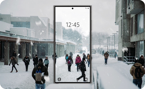 Экран блокировки телефона Galaxy отображает погоду в режиме реального времени.