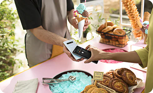 Человек, пользующийся функцией мобильных платежей