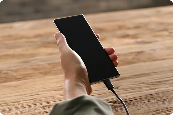 Телефон в руках.