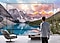 На экране сверхбольшого телевизора (Super Big TV) представлен пейзаж, выходящий за пределы рамки, а перед телевизором стоит мужчина с чашкой кофе в руке.