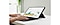 Se sostiene una tableta con el teclado Book Cover desde un ángulo, lo que se asemeja a una computadora portátil. Hay un par de manos en el teclado trabajando en una presentación.