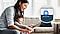 Imagen simulada de una mujer con su hijo en su sala de estar. La mujer sostiene un teléfono inteligente, y hay una superposición simulada de su pantalla con el icono de Samsung Kids agrandado, mostrando cómo puedes acceder fácilmente a Samsung Kids en el panel Quick.