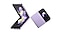 Dos dispositivos Bora Purple Galaxy Z Flip4 están uno al lado del otro. Uno está abierto en un ángulo de 90 grados y su pantalla principal muestra un fondo de pantalla con forma de cinta morada y amarilla. El otro está plegado y su pantalla de cubierta tiene el mismo fondo de pantalla que la pantalla principal del otro dispositivo.