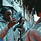 El fotógrafo Karl Shakur ajusta su cámara en un trípode antes de fotografiar un modelo durante la hora azul.