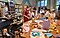 Un equipo de producción trabaja con los jóvenes actores en el aula.