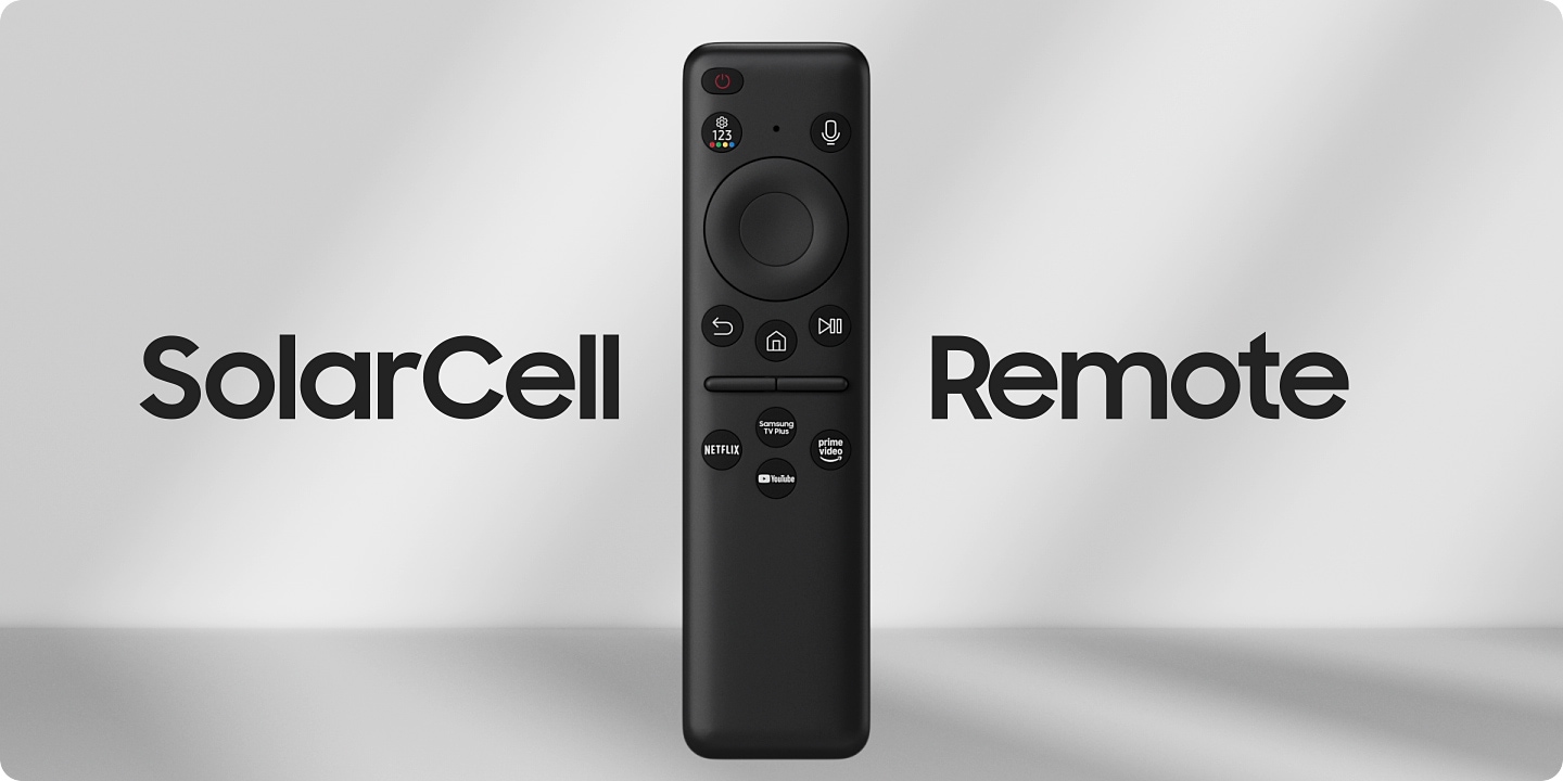 Aparece el control SolarCell Remote de Samsung, que muestra sus lados frontal y posterior. Las palabras “SolarCell” y “Remote” aparecen de cada lado, y se deletrea SolarCell Remote con el control remoto real en medio.