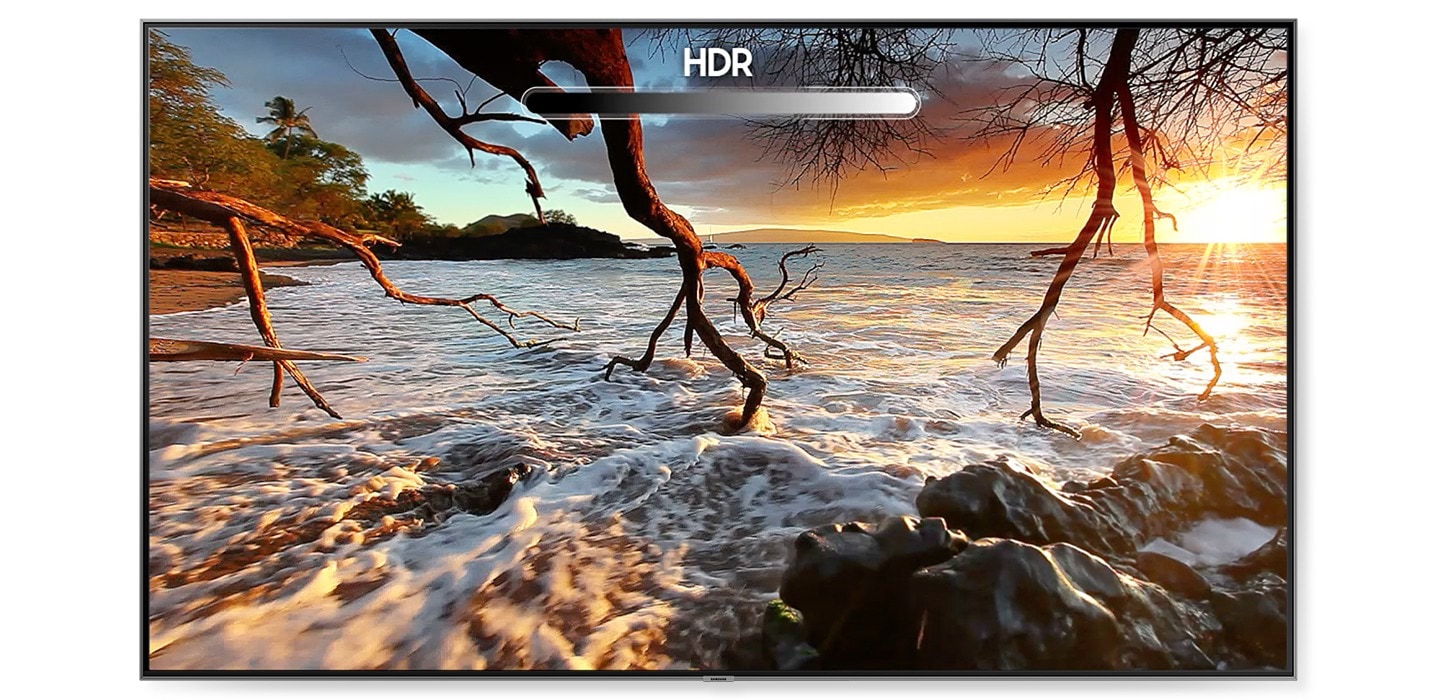 Un televisor marcado con la palabra “HDR” muestra la imagen de una puesta del sol en la playa con alto rango dinámico.