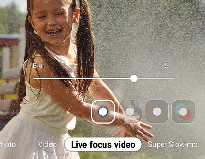 Shooting a girl using Basic blur function in the Live focus video feature of Note10