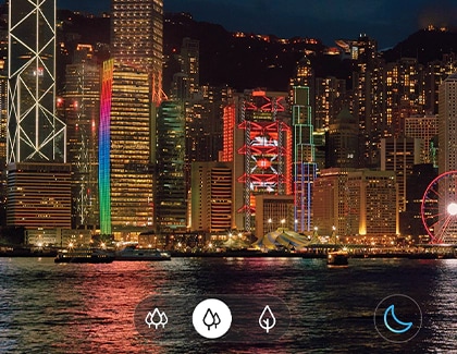 Shooting a night scene in city using the Night mode feature of Note10
