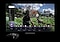 جهاز Samsung TV المزوّد بوحدة تحكم يعرض لعبة Crimson Desert على الشاشة ويظهر شريط Game Bar. يتم تمييز أيقونة نوع اللعبة وعلامة التبويب تلقائي.