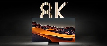 تلفزيون بدقة 8K يعرض صورة مدهشة لصحراء تقع بين الجبال ويظهر خلف التلفزيون النص "8K" بشكل بارز.