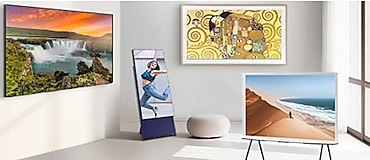 تظهر مجموعة متنوعة من أجهزة التلفزيون من سامسونج، مثل جهاز The Frame، وThe Sero، وThe Serif وتلفزيون QLED على شاشة العرض.