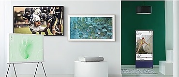 داخل غرفة معيشة في منزل مُحاكى، تظهر أجهزة التلفزيون The Serif، وThe Terrace، وThe Frame، وThe Sero، وThe Premiere من سامسونج معاً. يعرض تلفزيون The Serif على شاشته صورة عمل فني، في حين يعرض جهاز The Terrace محتوى رياضيّاً، وأما جهاز The Frame، فيعرض قطعة من عمل فني، ويعرض جهاز the Sero منشوراً على موقع من مواقع التواصل الاجتماعي.