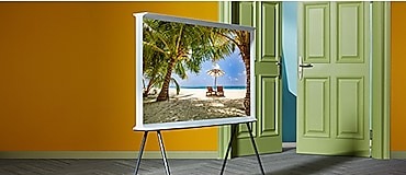 تم تركيب التلفزيون على حامل أرضي.